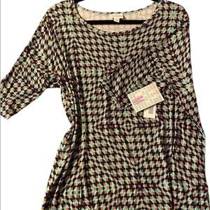 NWT LuLaRoe Irma top a loose, knit "high-low" tunic w/
fitted mid-length sleeves